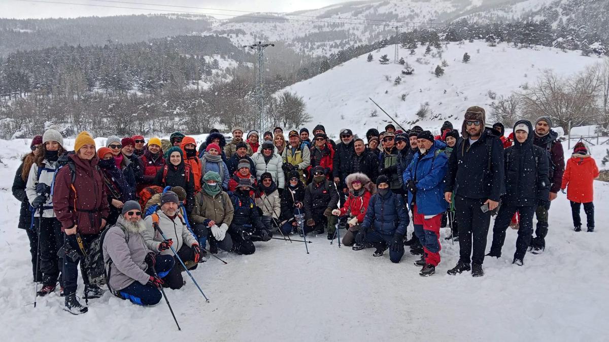 Doğa sporu tutkunlarının kar yürüyüşü