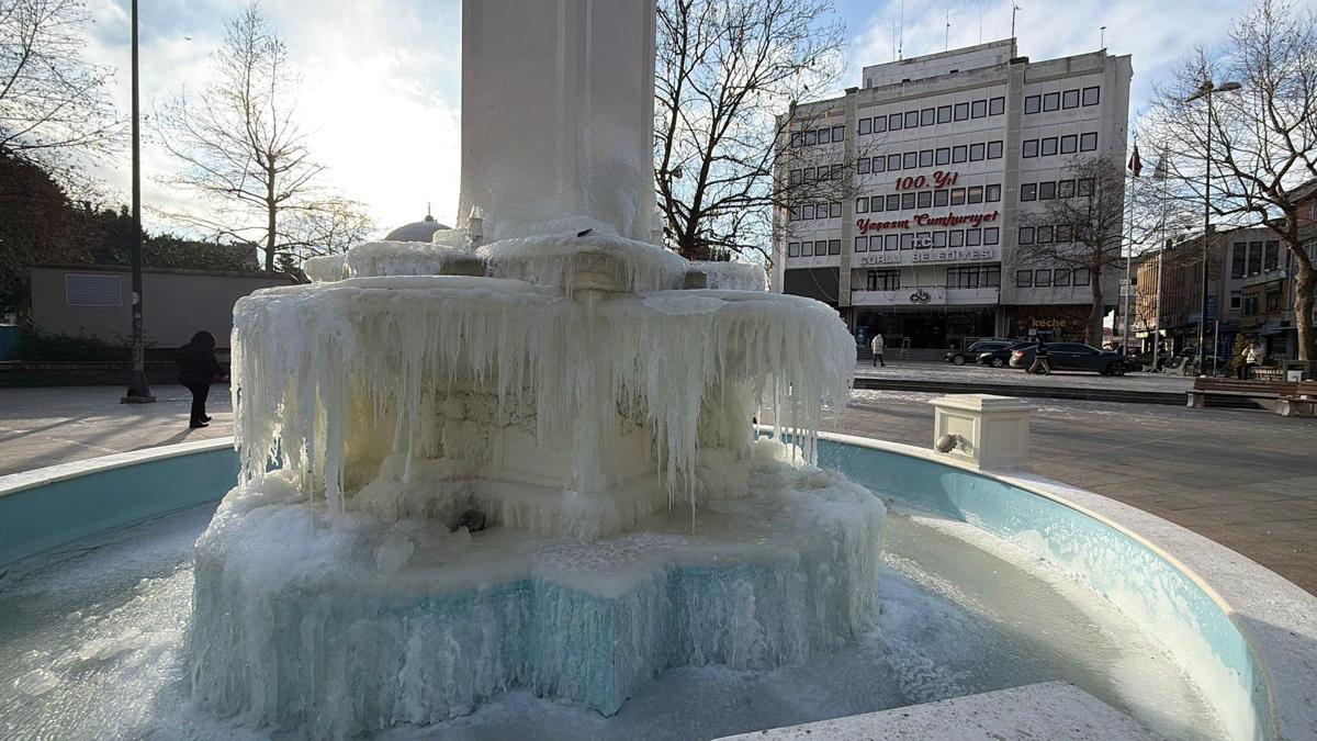 Tekirdağda sıcaklık eksi 11i gördü, süs havuzları dondu