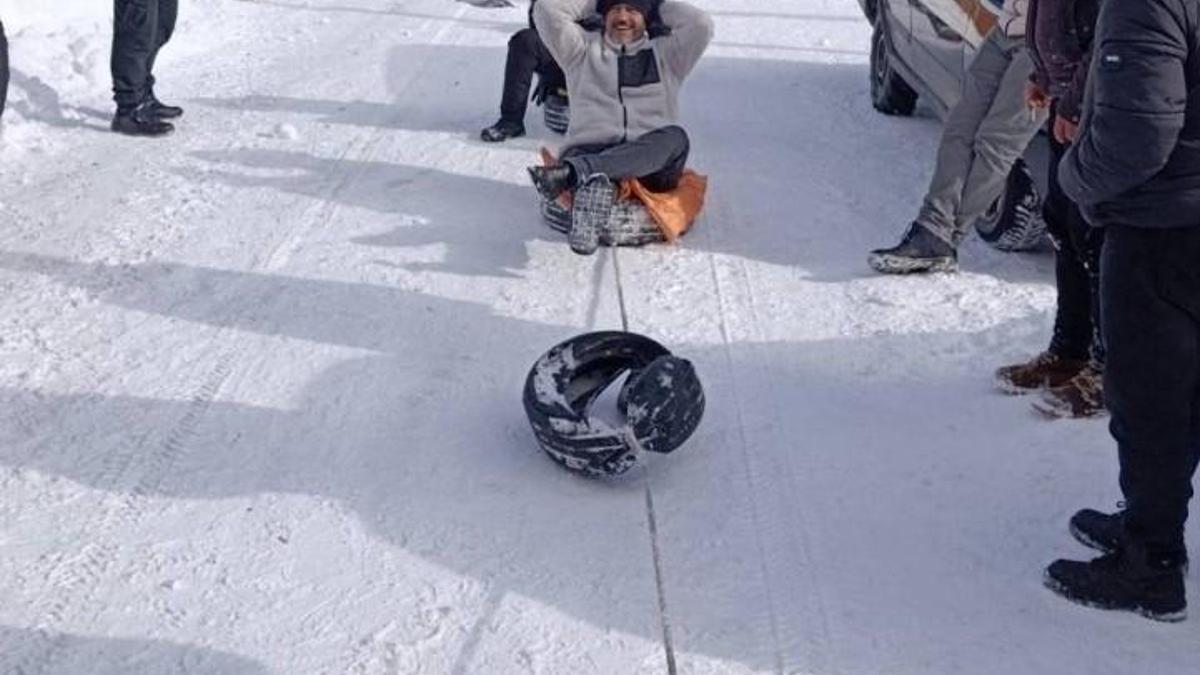 Kamyonete bağlanan ipe tutturulan şambrellerin üzerine oturup kaydılar