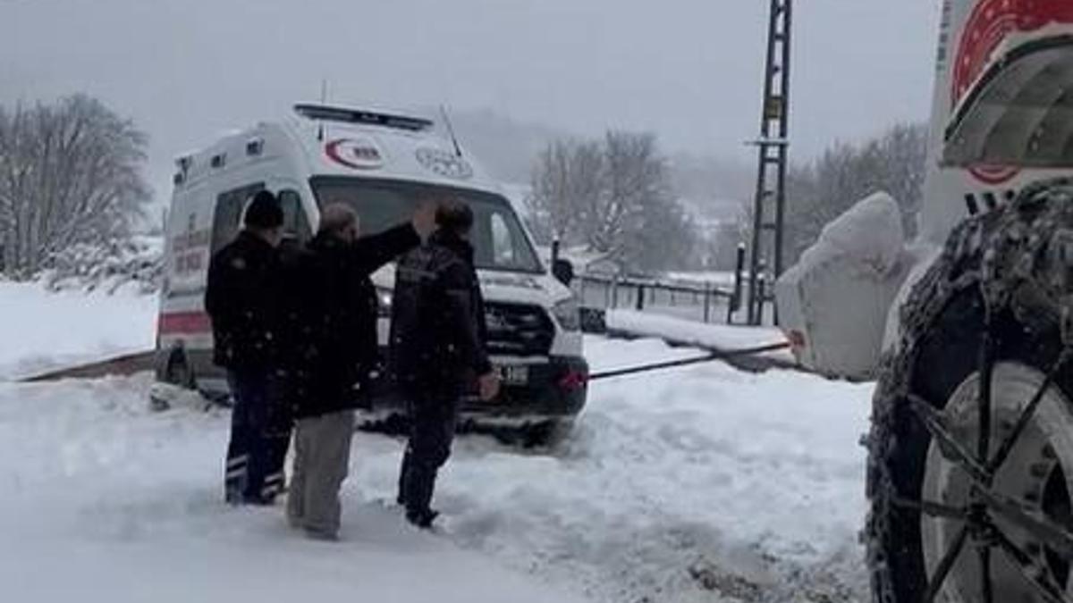 Tokatta karda yolda kalan ambulansı ekipler kurtardı