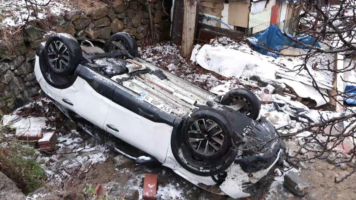 Park halindeki otomobil yokuş aşağı kaydı: 3 kişi yaralandı