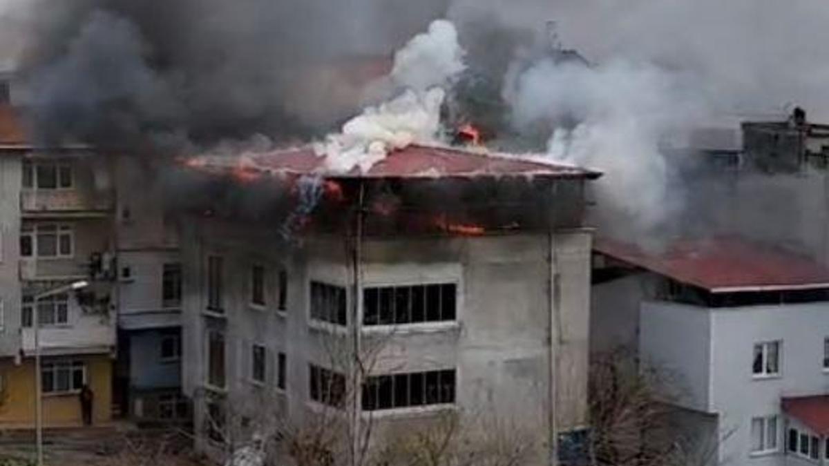 Binanın çatı katı alev alev yandı