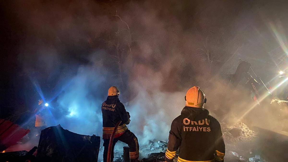 Orduda 1 saat arayla çıkan yangınlarda 2 ev 1 samanlık yandı, 2 kişi dumandan etkilendi