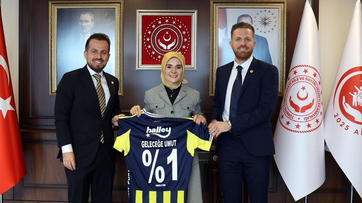 Fenerbahçe, Transferde Geleceğe Umut Kuralı projesi kapsamında Bakan Göktaş'ı ziyaret etti