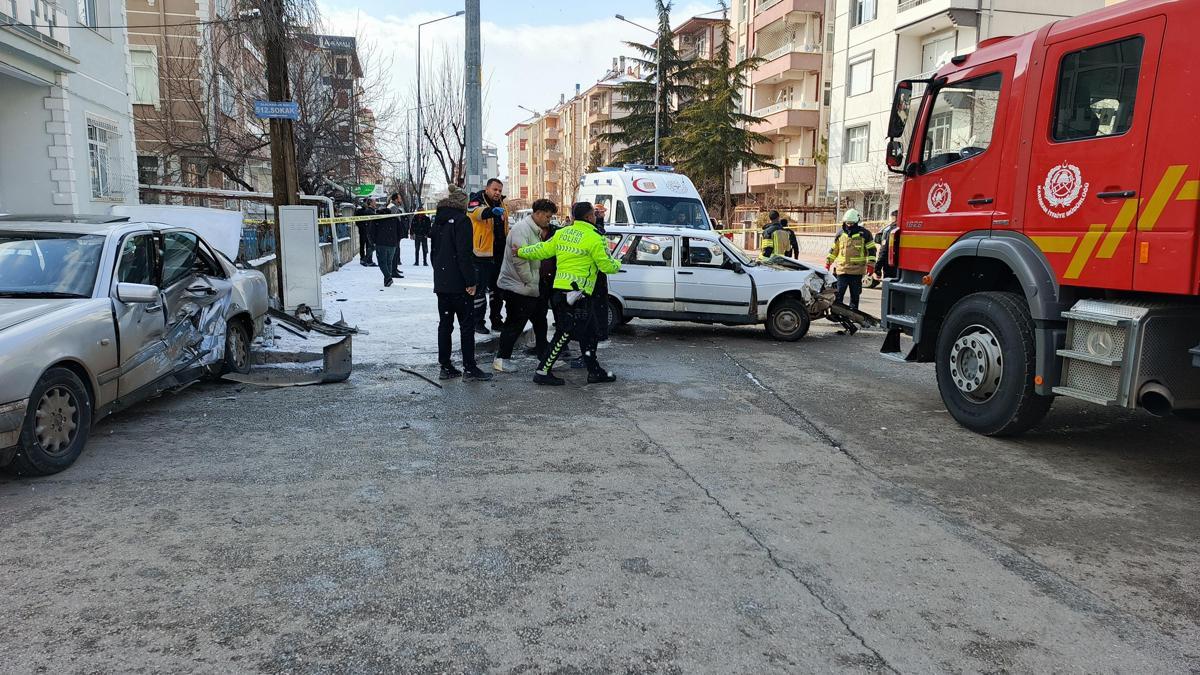 2 otomobil çarpıştı, sürücü ve eşi yaralandı