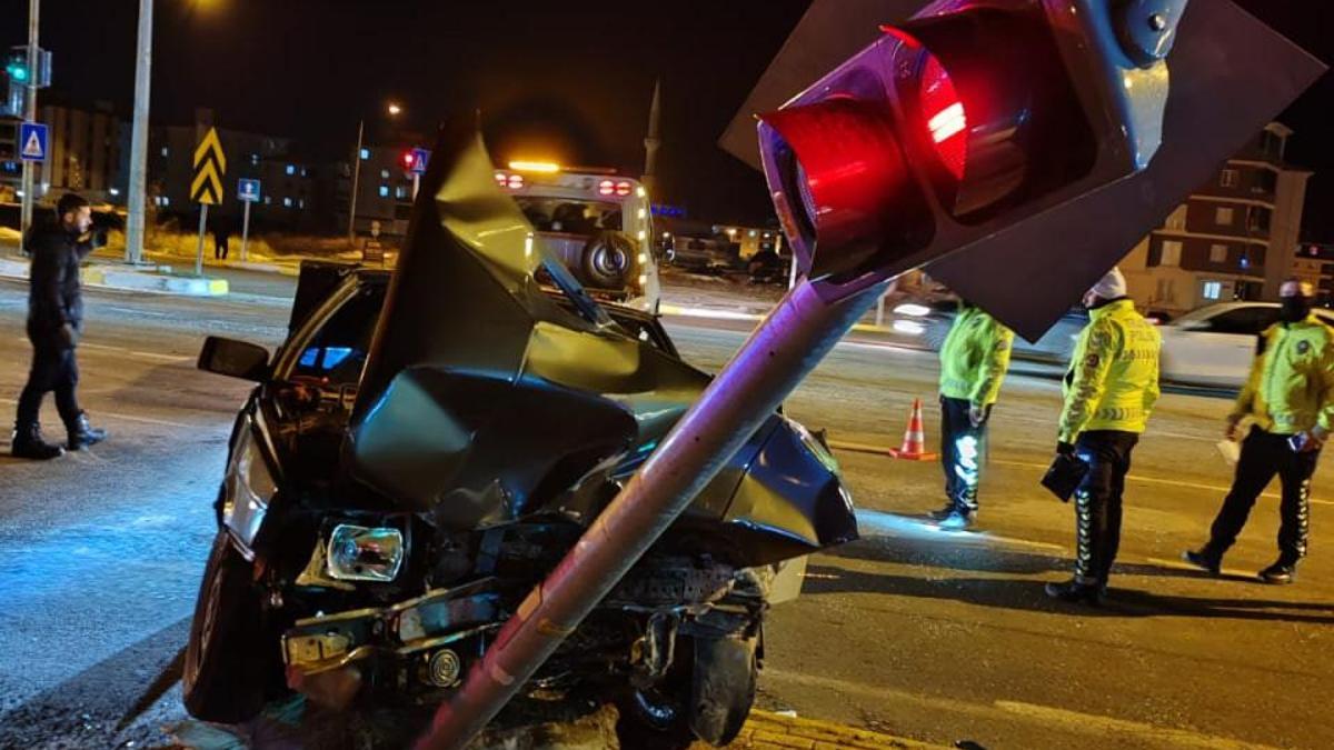 Çorumda iki otomobil çarpıştı; 4 yaralı