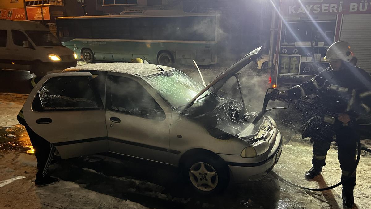 Kayseride otomobil çalıştırıldığı sırada alev aldı
