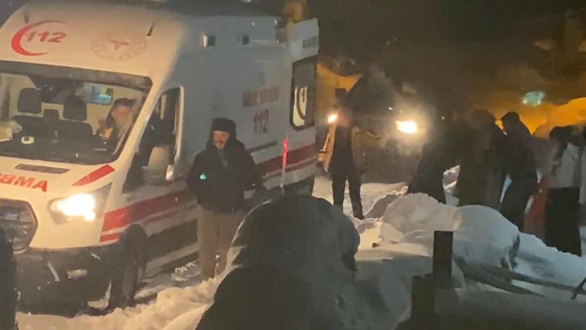 Yolu kapanan köydeki hasta için ekipler seferber oldu