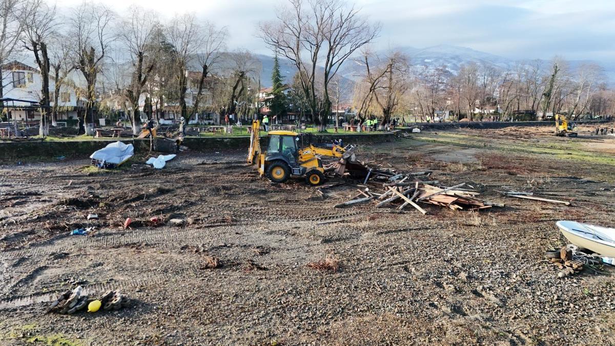 Sapanca Gölü kıyısındaki kaçak yapılar yıkılıyor