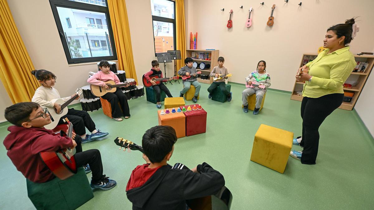 Çocuk kampüslerinde minikler eğlenerek öğreniyor