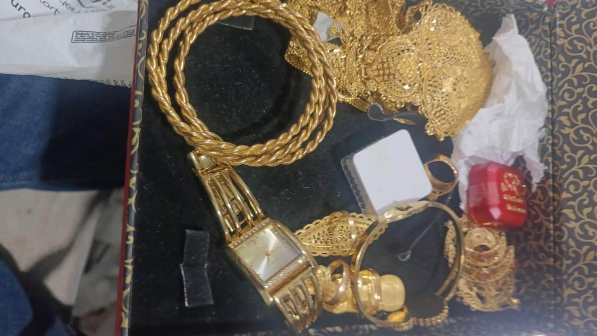 Esnaf, iş yerine bırakılan kumaşların arasından çıkan 2 milyon liralık altını sahibine teslim etti