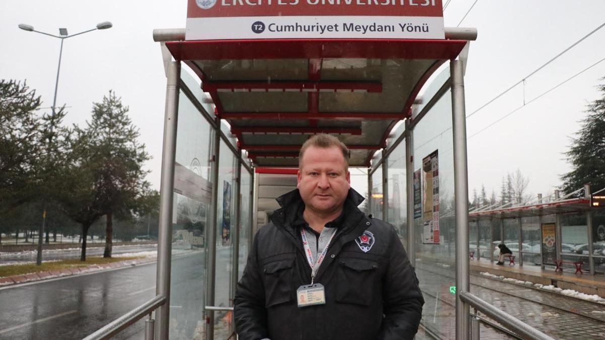 Görevli olduğu üniversitede öğrencilerden etkilenip, çocukluk hayali gazetecilik okuyor