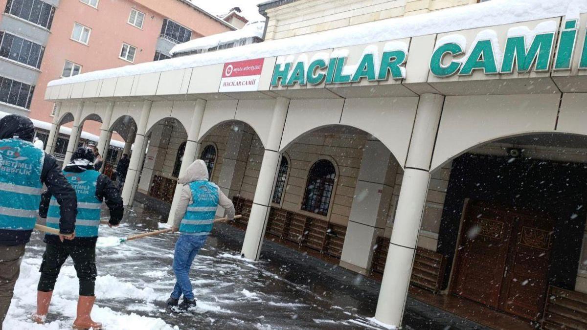 Bingölde yükümlülerden camide kar temizliği