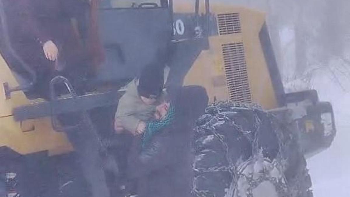 Karlıovada taburcu olan anne ve bebeği kepçeyle evine götürüldü