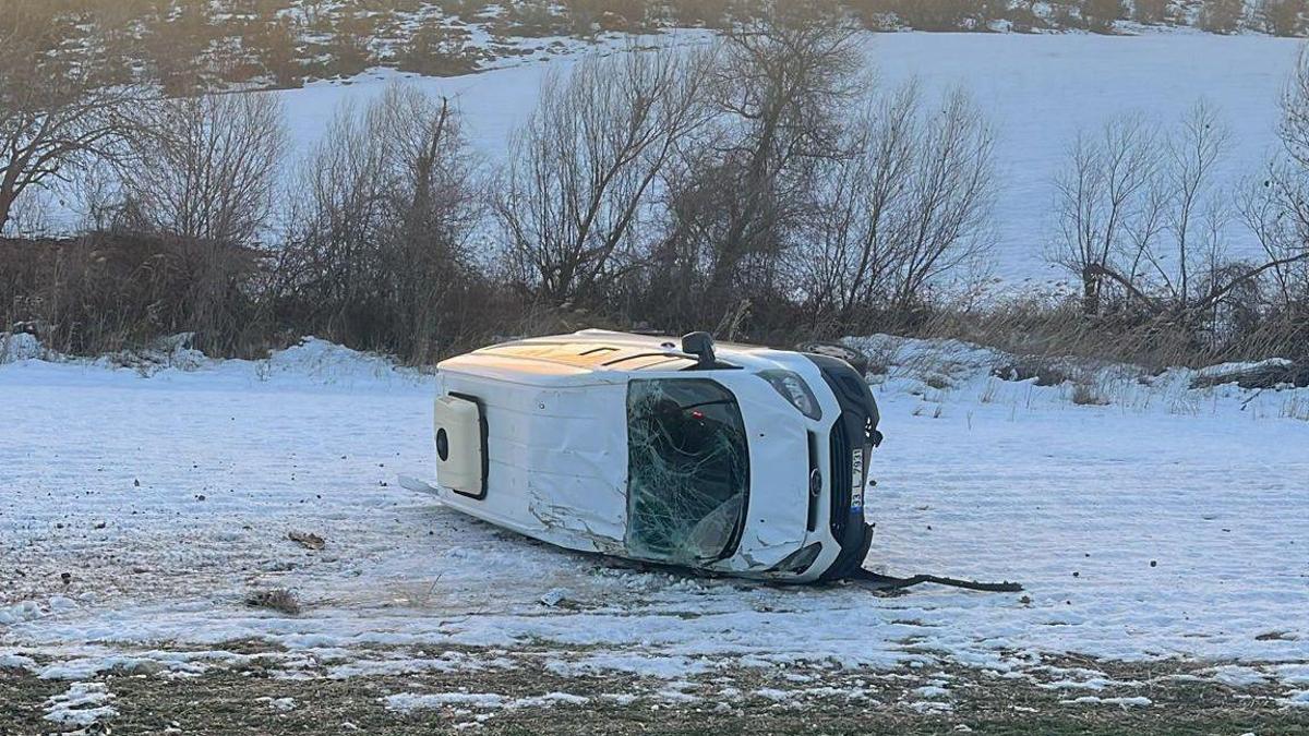 Minibüs devrildi; 4 yaralı