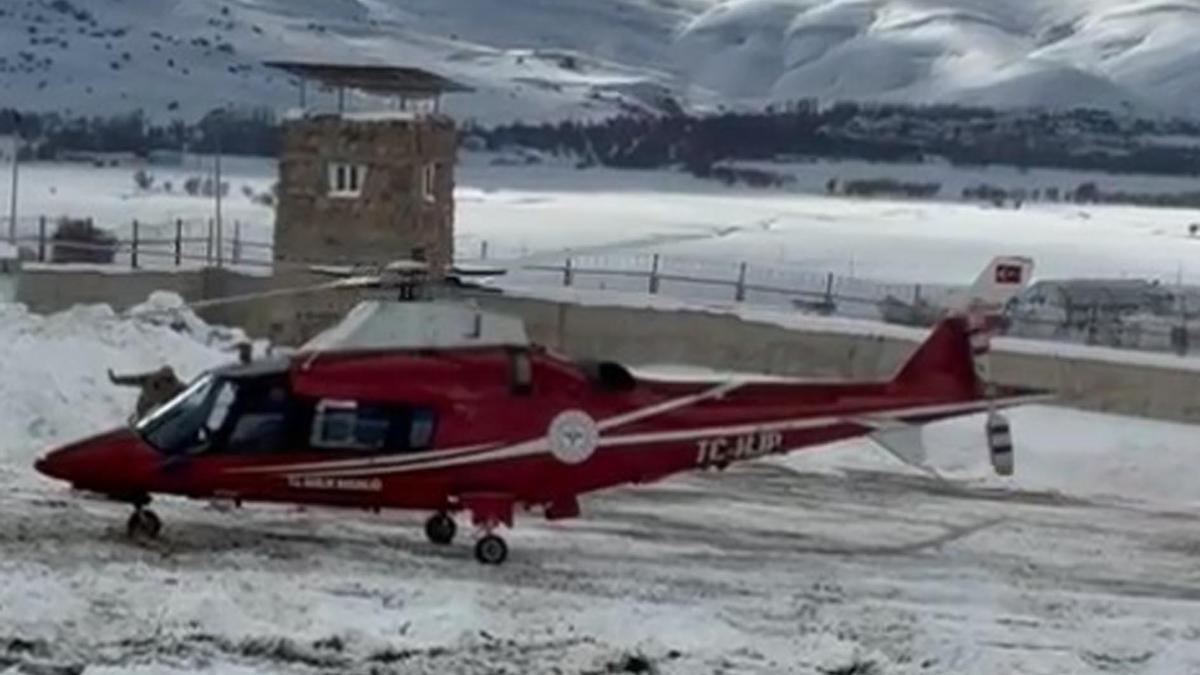 Ambulans helikopter 1 günlük bebek için havalandı