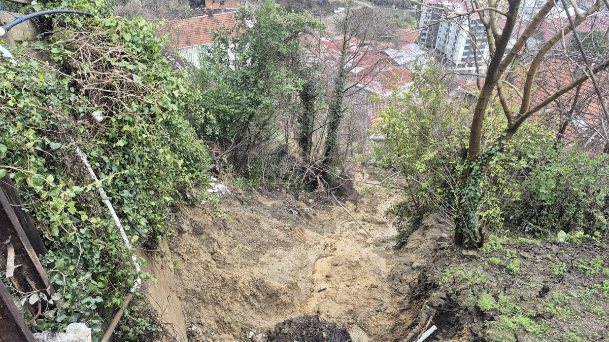 Zonguldak'ta heyelan; su borusu patladı, elektrik direkleri devrildi