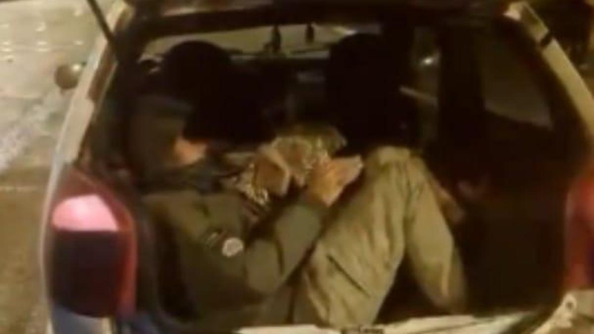 Otomobilde 5 kaçak göçmen yakalandı