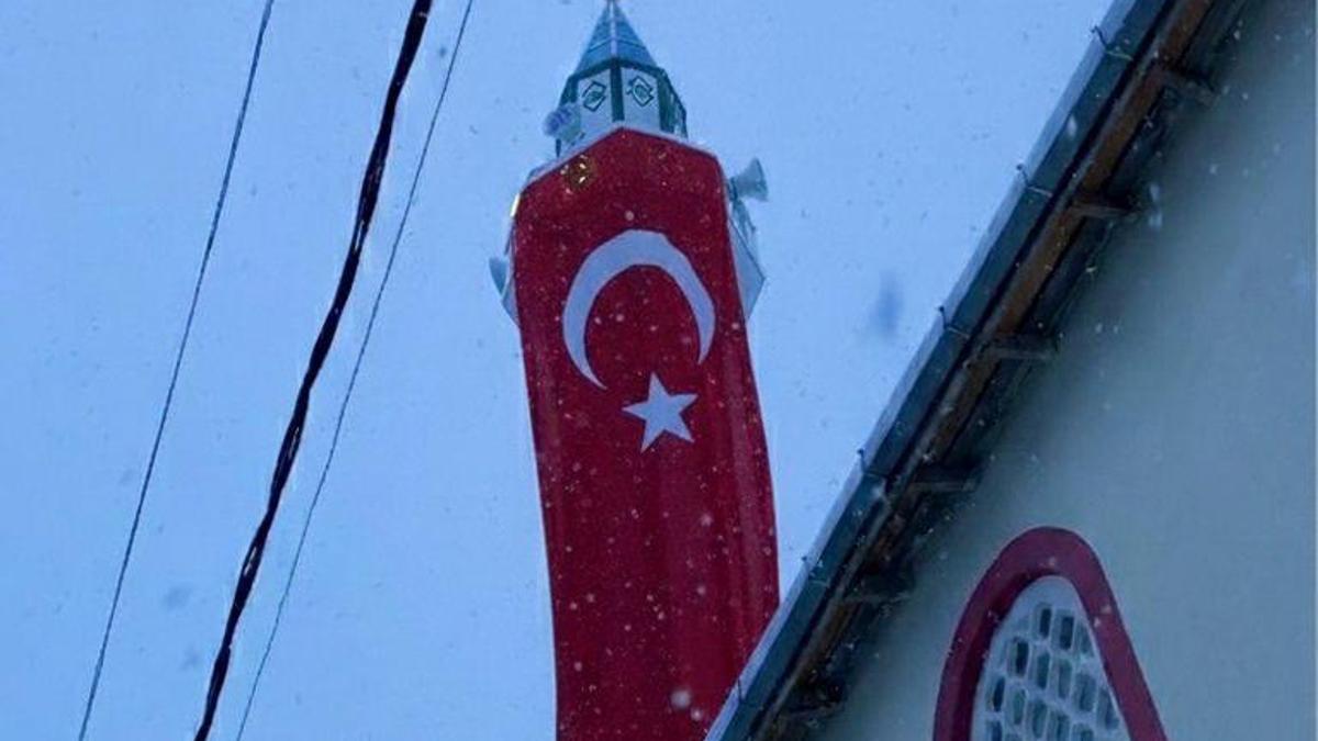 Vezirköprü'de bayrak saldırısına minareli tepki