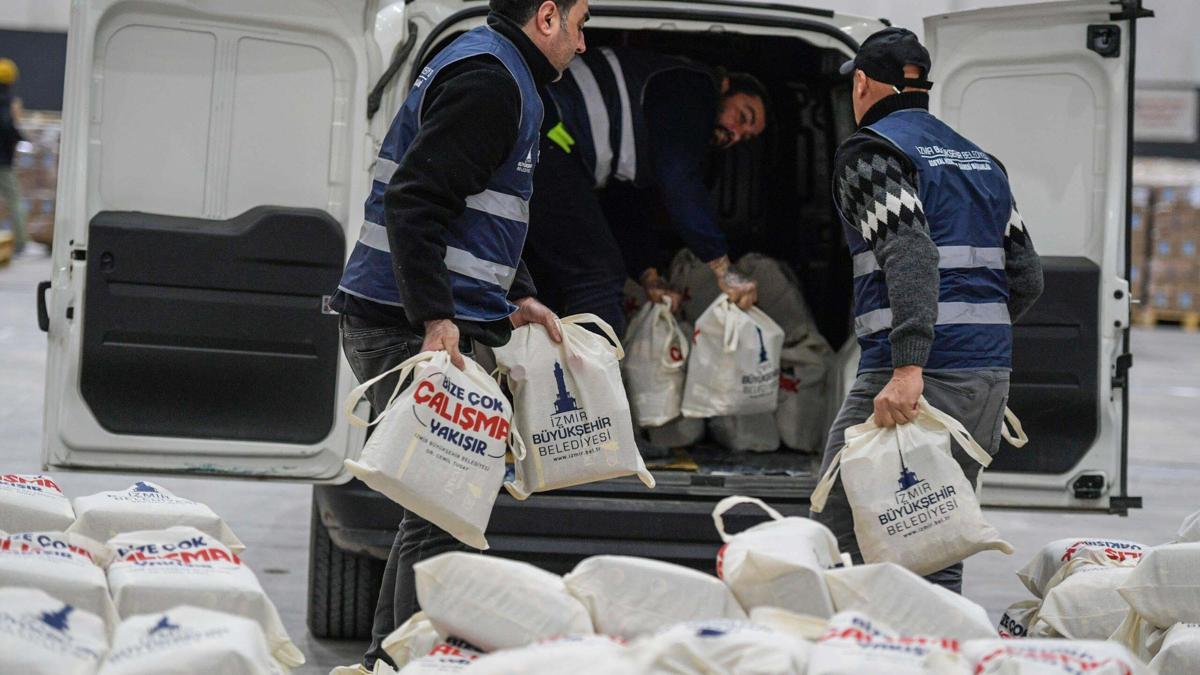 İzmir'de 24 bin haneye kahvaltı paketi dağıtımı başladı
