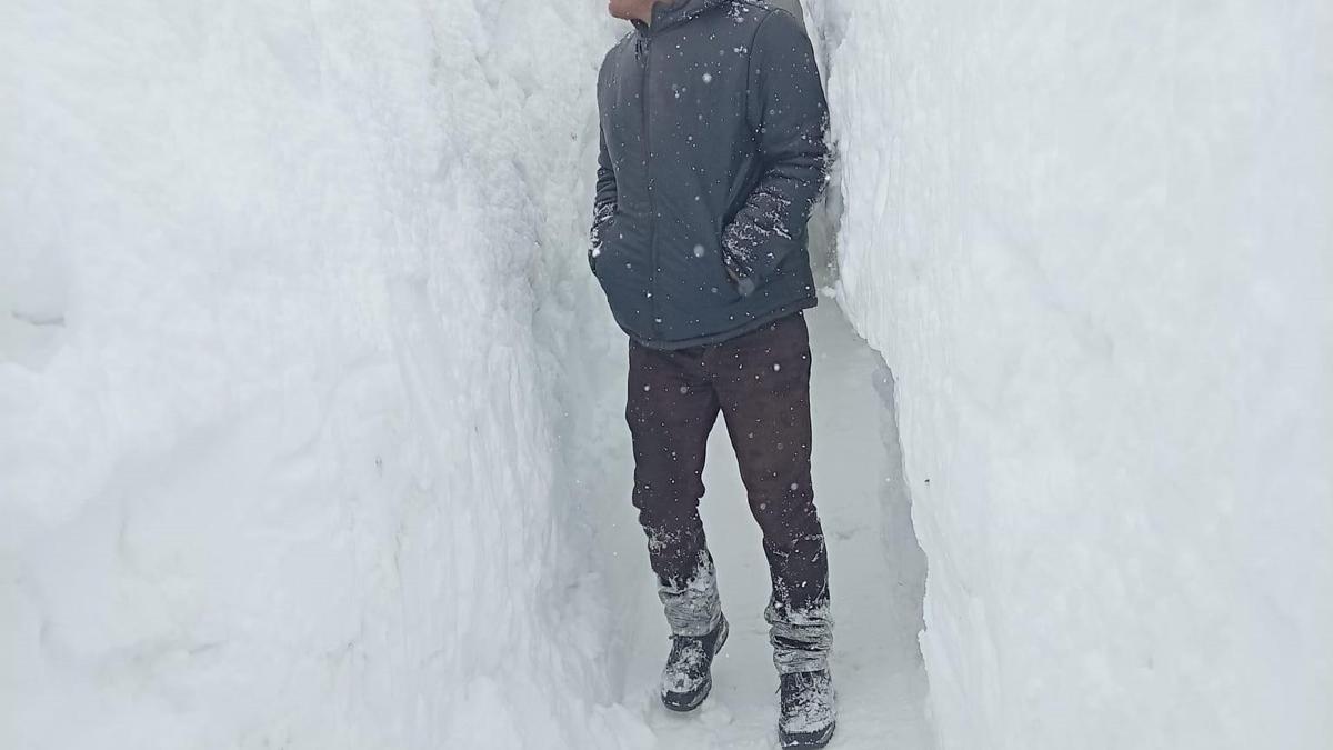 Kar kalınlığının 2 metreyi bulduğu mezrada evi ile ahırı arasına tünel açtı