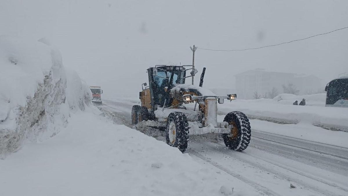 Bitlis'te kardan kapanan 197 yerleşim yerinin yolu açıldı