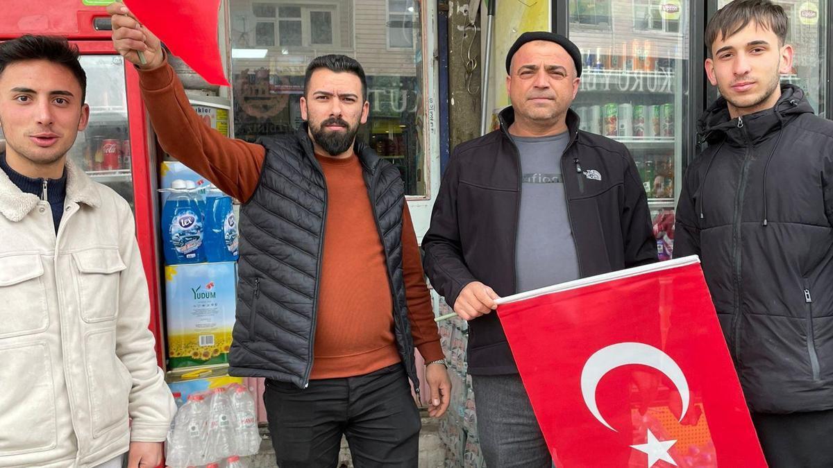 Yeşilhisarda esnafa bayrak dağıtıldı