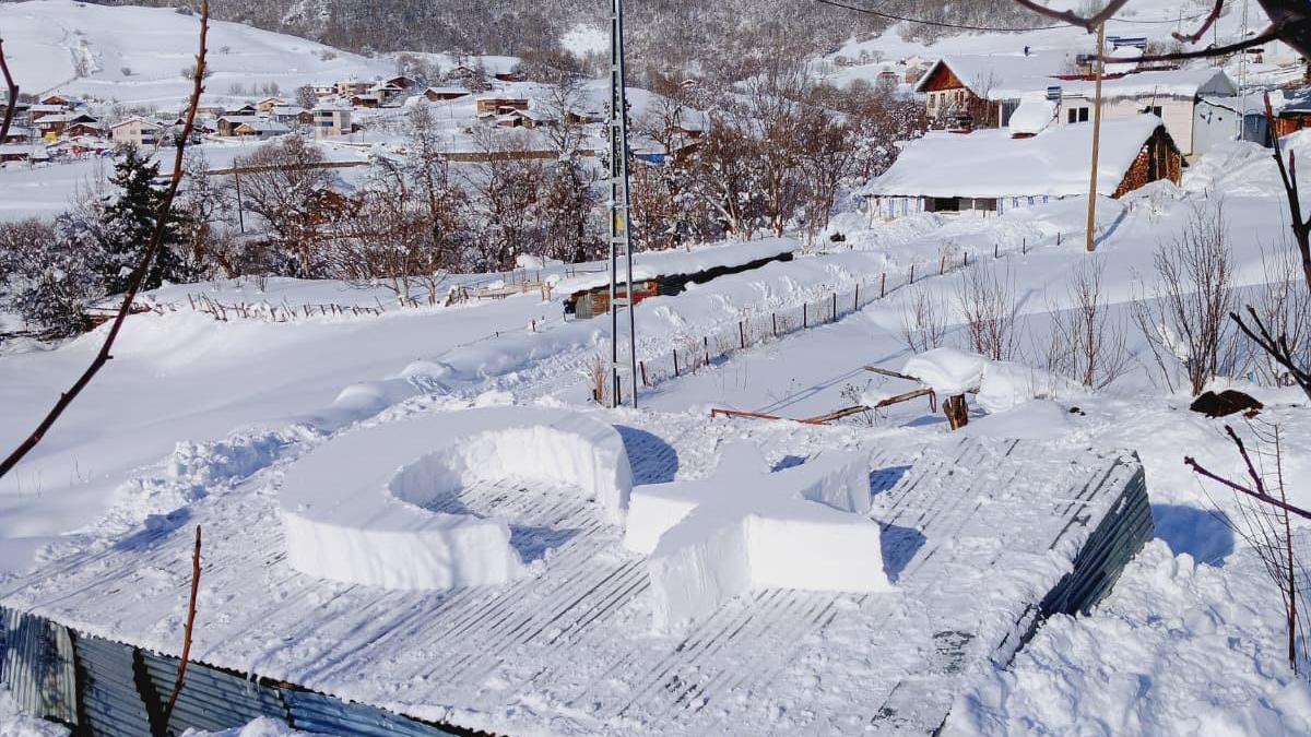 Çatıdaki karla ay- yıldız figürü yapıp bayrağa saldırıya tepki gösterdi