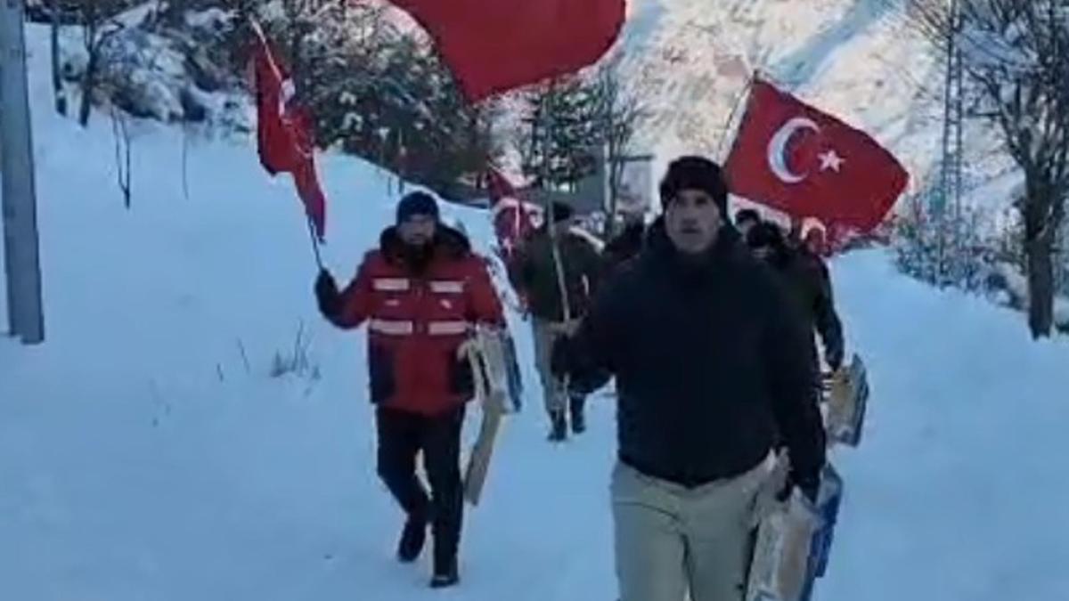 Türk bayrağını göndere çekip, sınır hattındaki saldırıya tepki gösterdiler