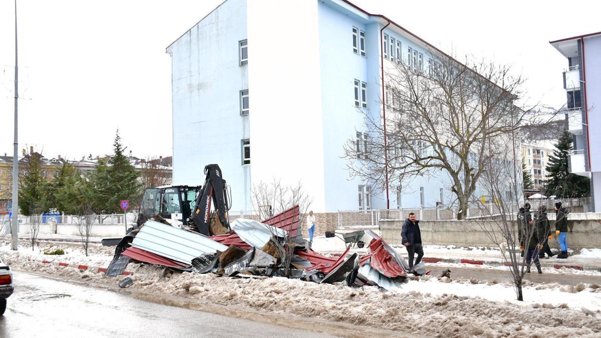 Samsun'da kuvvetli rüzgar, okulun çatısını uçurdu