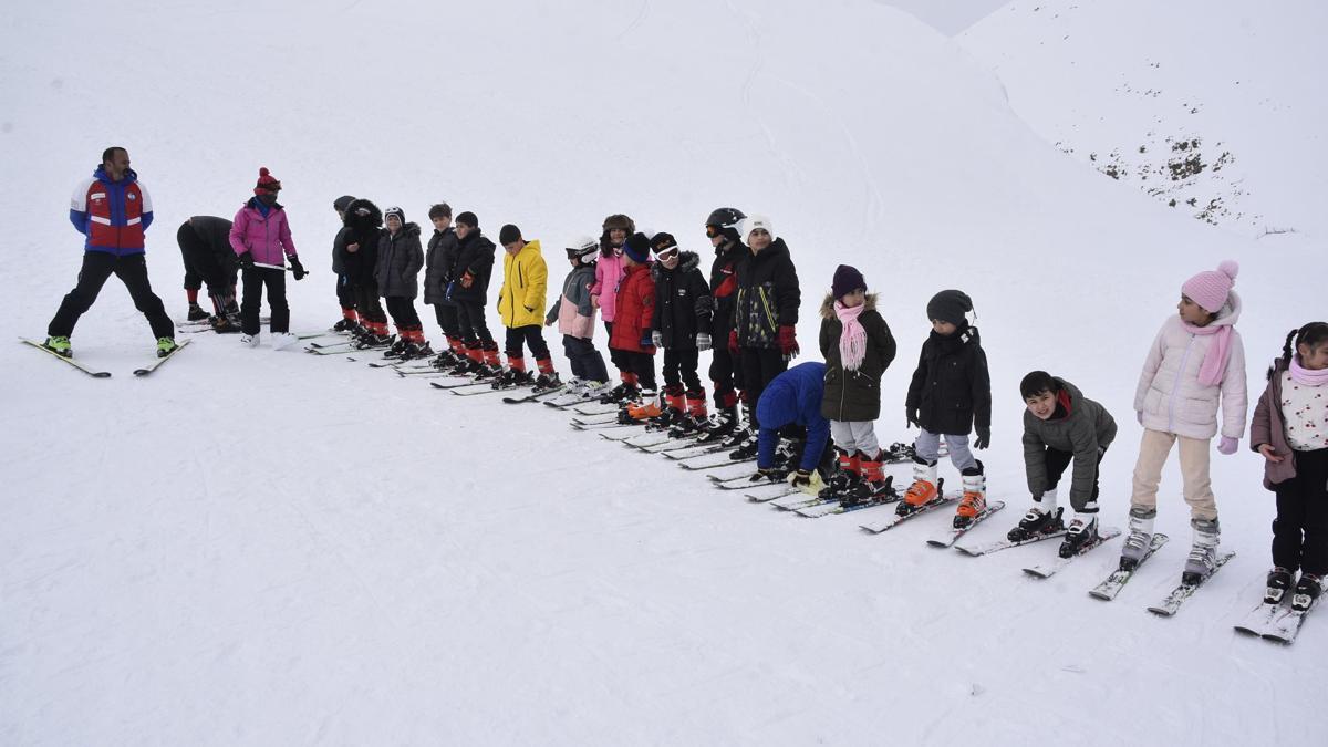 Bitliste öğrencilere kayak eğitimi