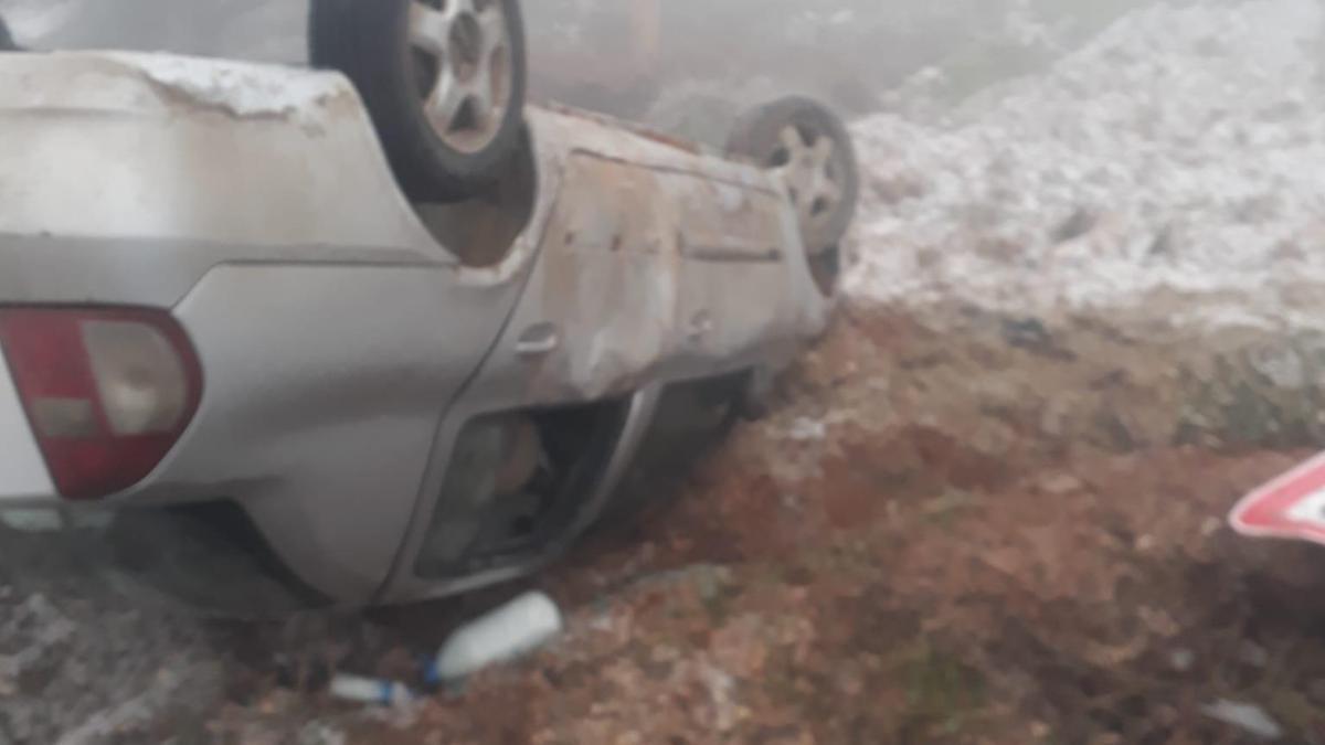 Takla atan otomobildeki iki kişi yaralandı