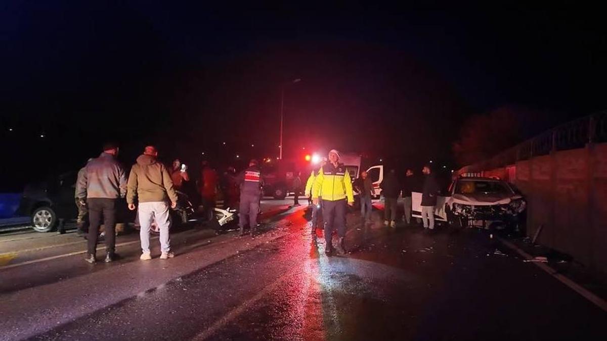 İzmir'de feci kaza: 2'si ağır 6 yaralı