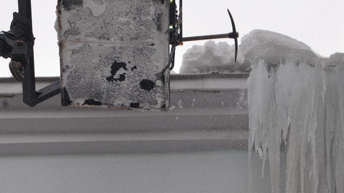 Erzurumda dev buz sarkıtları itfaiye ekibi tarafından kırıldı