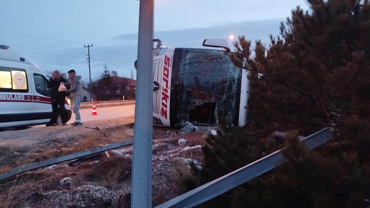 Burdur'da yolcu otobüsü devrildi: 12 yaralı