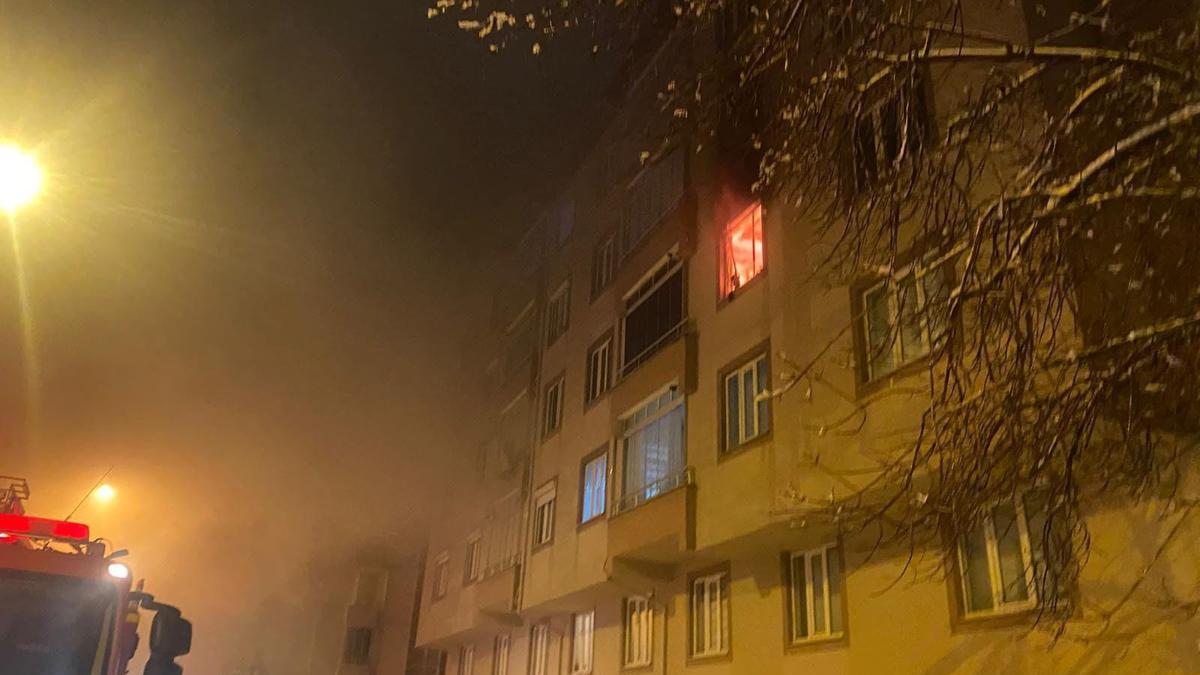 Evde çıkan yangında 6 kişi dumandan etkilendi