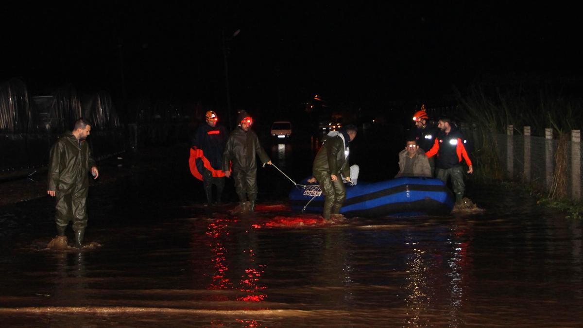 Antalya'da tarım alanlarını su bastı; mahsur kalanlar, iş makinesi ve botlarla kurtarıldı