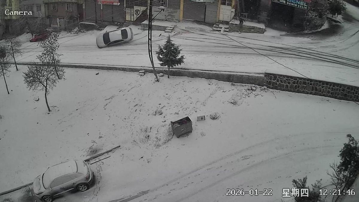 Otomobilin duvara çarpıp devrildiği kaza kamerada