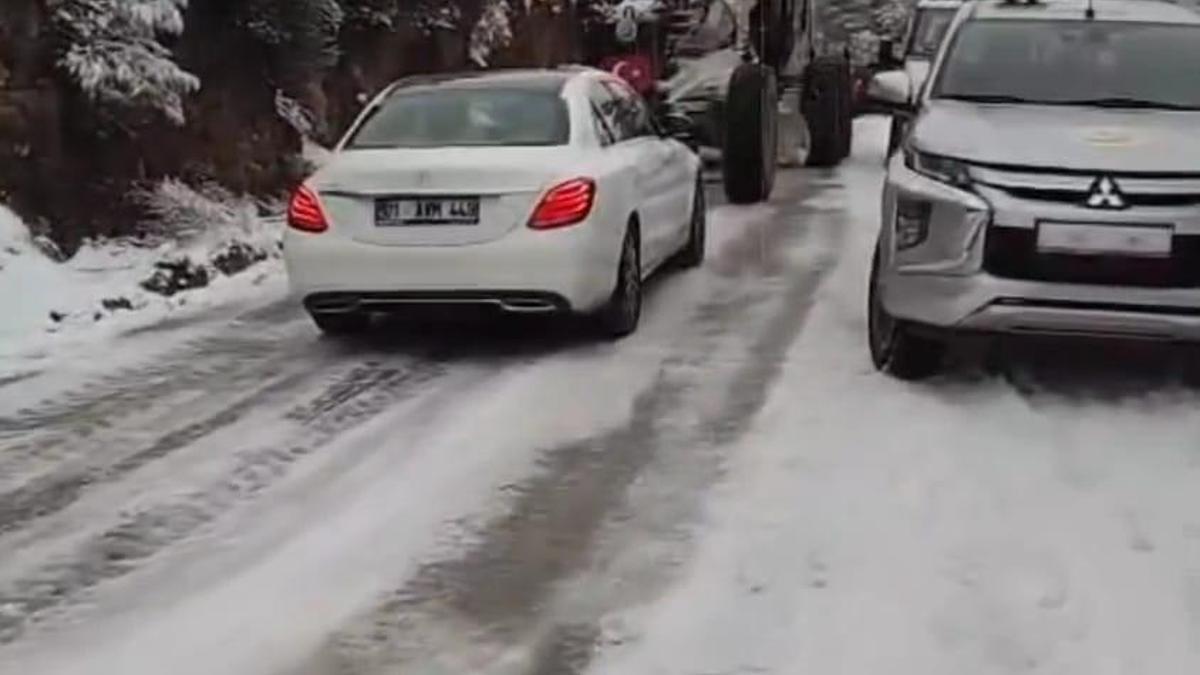 Feke'de karda mahsur kalan araçlar kurtarıldı