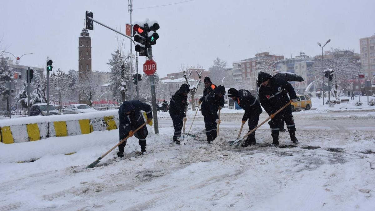 Siirtte tüm köy yolları kardan kapandı