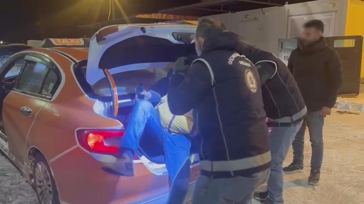 Taksinin bagajından 2 kaçak göçmen çıktı