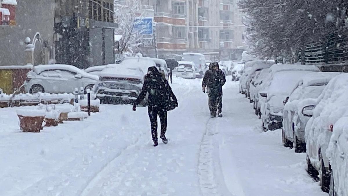Batmanda 3'ü hariç tüm köy yolları kardan kapandı, uçuşlar iptal