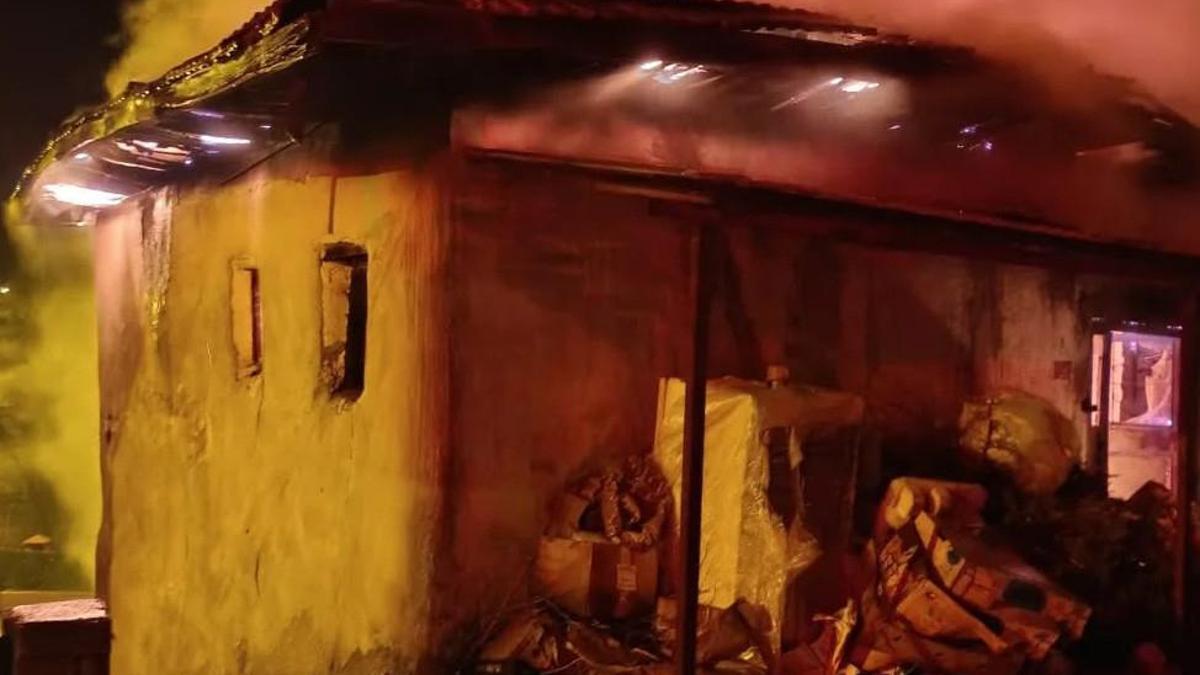 Yangında evinde mahsur kaldı