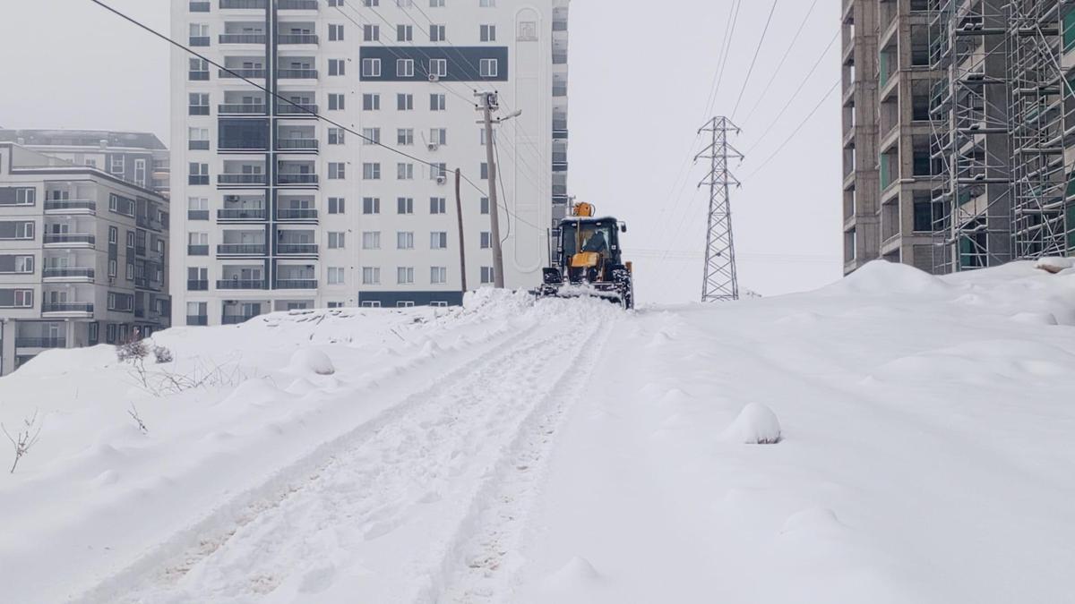 Mardinde 90 kırsal mahallenin yolu kardan kapandı; 5 kazada 3 yaralı