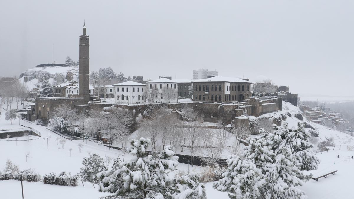 Diyarbakır'a kar yağdı; tarihi mekanlar da beyaza büründü