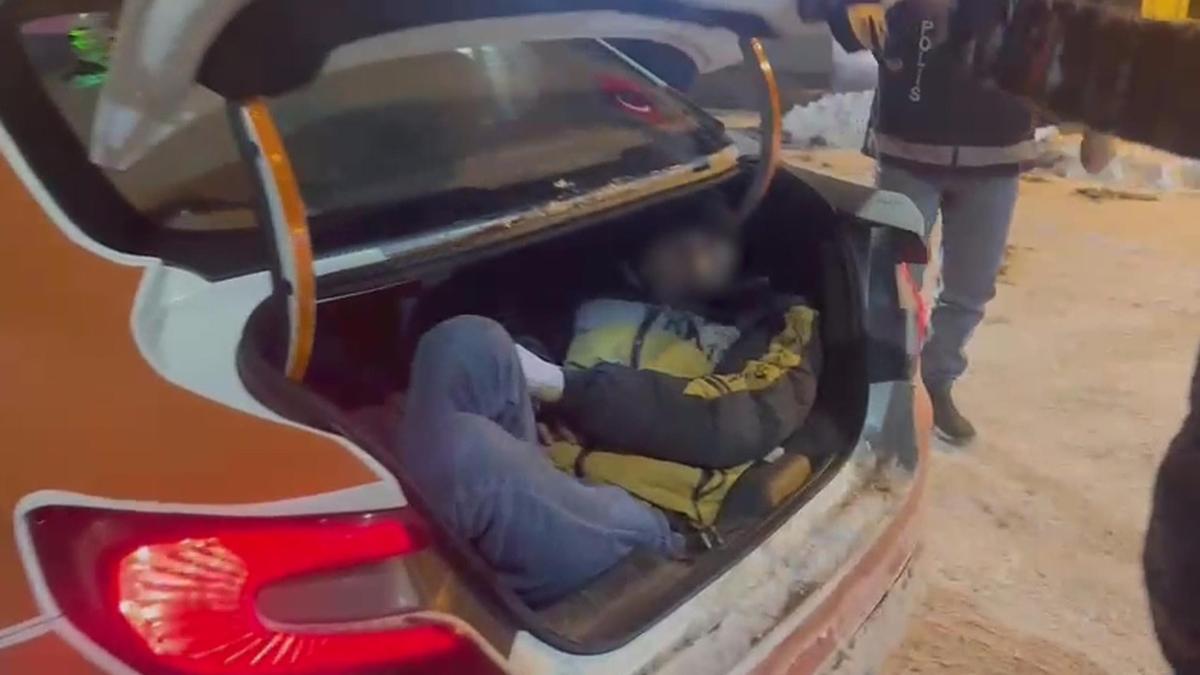 Taksinin bagajından kaçak göçmen çıktı