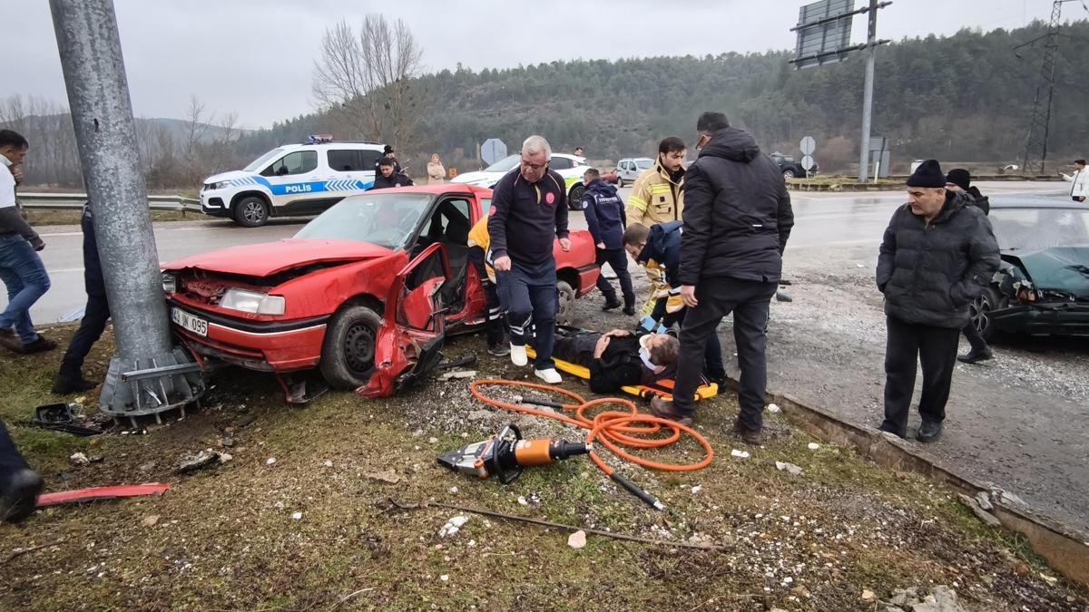 İki otomobil kafa kafaya çarpıştı: 1i ağır, 3 yaralı