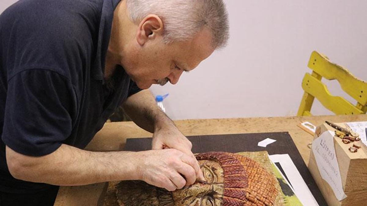 Tekirdağlı sanatçı balıkçıların zorlu yaşamını ahşaba yansıttı