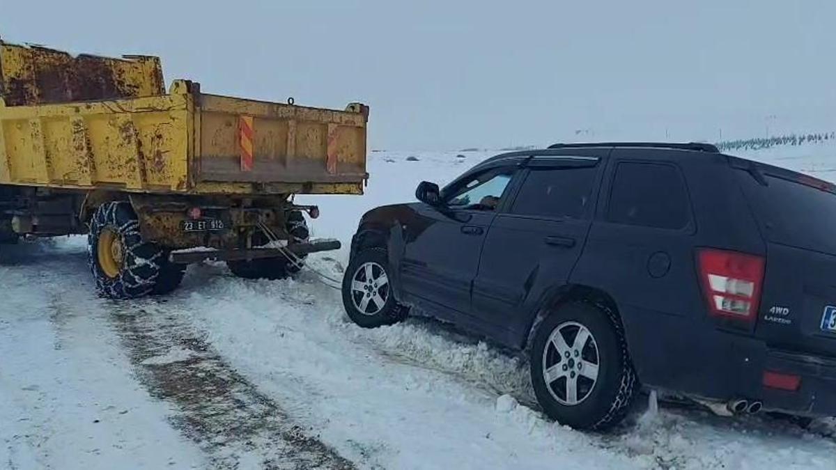 Elazığ'da karda mahsur kalan cip, kurtarıldı