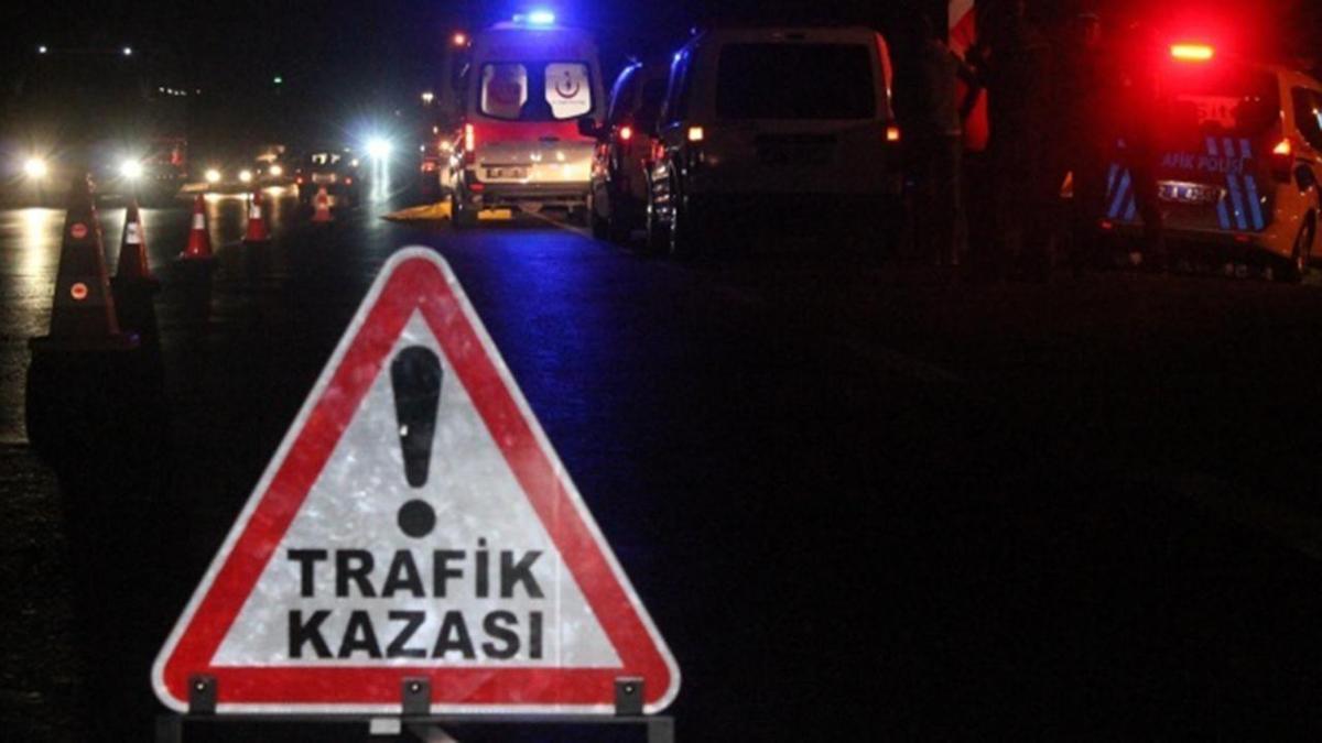 İstanbul'da trafik kazası: Otomobil elektrik direğine çarptı, 5 yaralı
